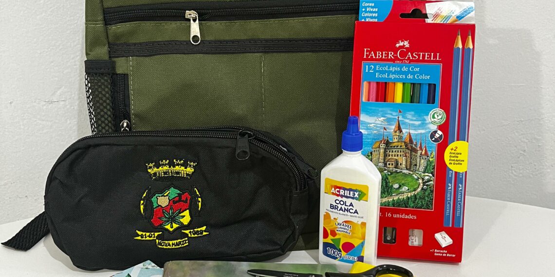 Prefeitura de Nova Hartz distribui kits de materiais escolares a estudantes