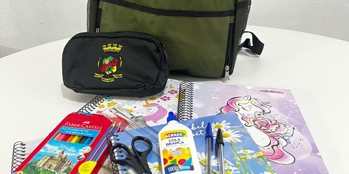 Prefeitura de Nova Hartz distribui kits de materiais escolares a estudantes