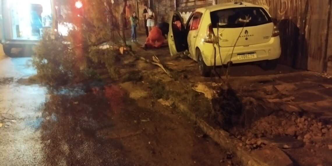 Motorista é socorrido ao Hospital Sapiranga após colisão em muro