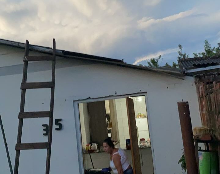 Campo Bom registra mais de 30 casas destelhadas após temporal e árvores caídas