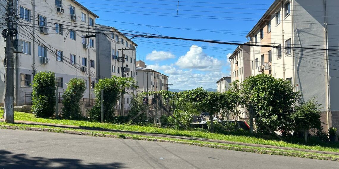 Mulher sobrevive à queda de 4º andar de prédio em Campo Bom