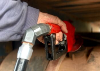 ICMS e dólar elevam preços e gasolina vai subir novamente no RS