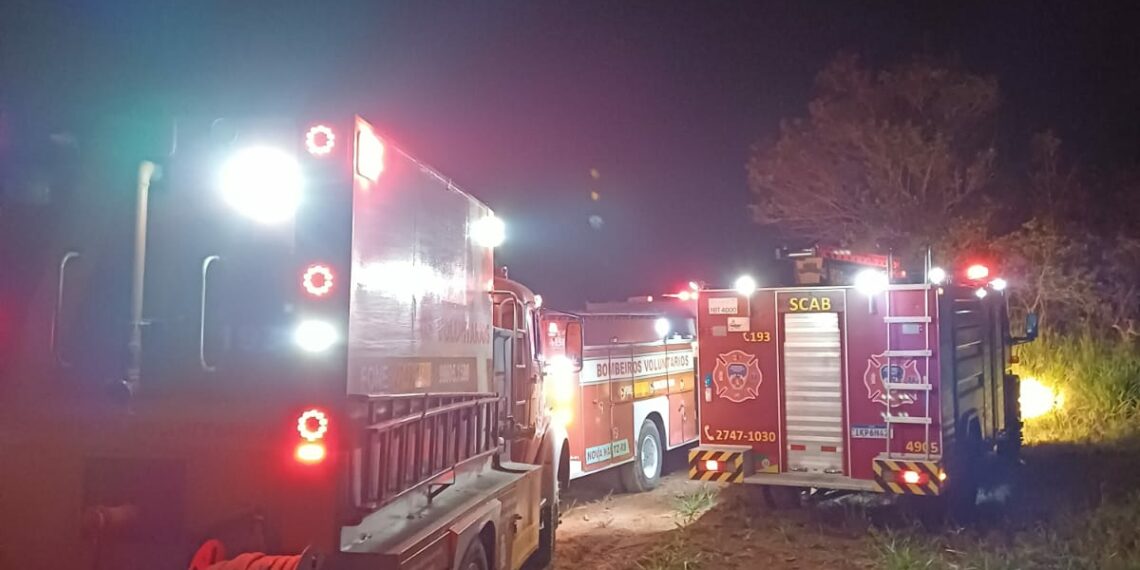 Bombeiros de Nova Hartz e Araricá combatem incêndio florestal de grandes proporções