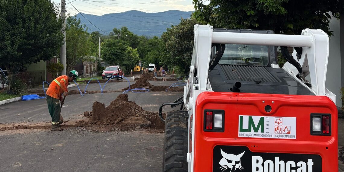 Nova Hartz recebe nova máquina para otimizar obras de infraestrutura e reduzir impactos no tráfego