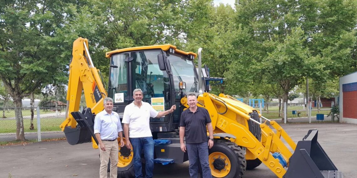 Nova retroescavadeira é entregue para a Patrulha Agrícola de Campo Bom