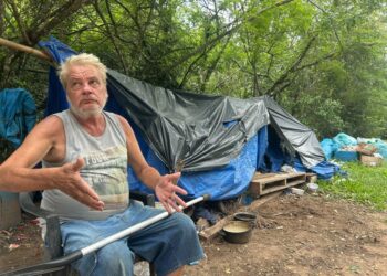 Embaixo da barraca ao relento: a sobrevivência de um homem e seus cachorros nas ruas de Campo Bom
