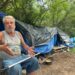 Embaixo da barraca ao relento: a sobrevivência de um homem e seus cachorros nas ruas de Campo Bom