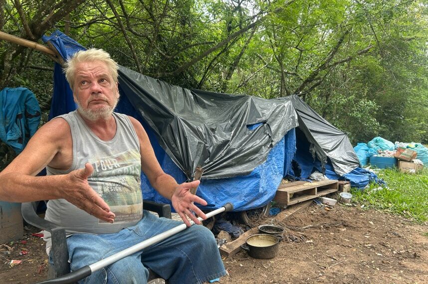 Embaixo da barraca ao relento: a sobrevivência de um homem e seus cachorros nas ruas de Campo Bom