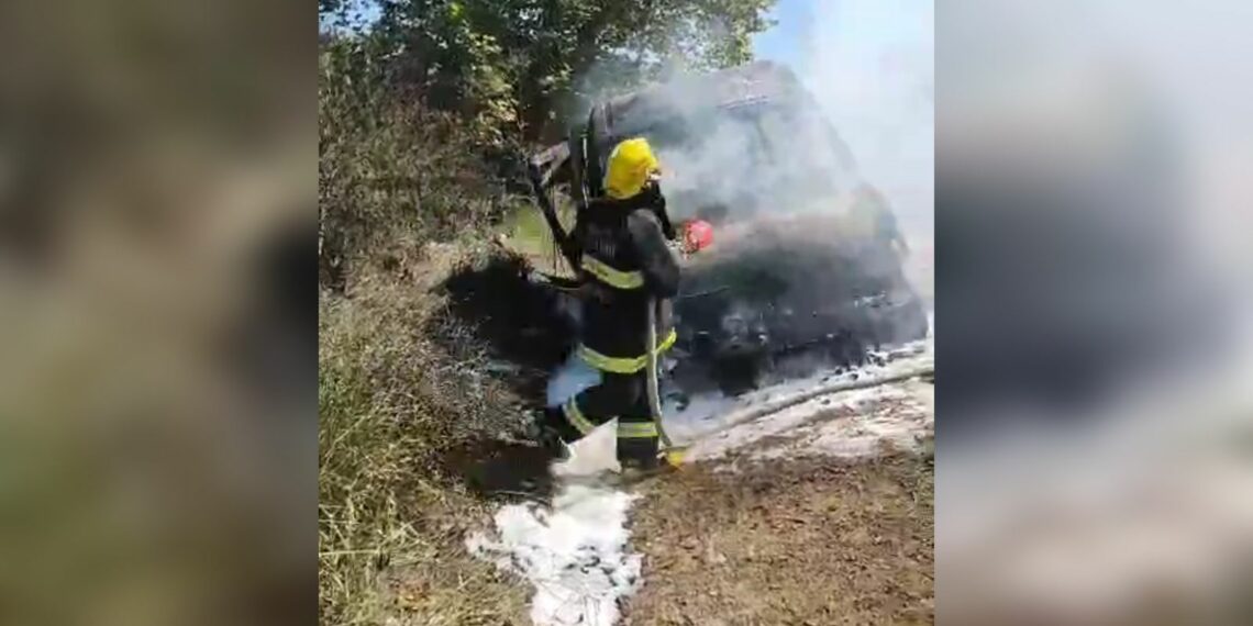Bombeiros de Nova Hartz atuam em combate a chamas de veículo