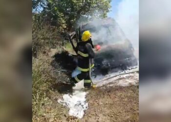 Bombeiros de Nova Hartz atuam em combate a chamas de veículo