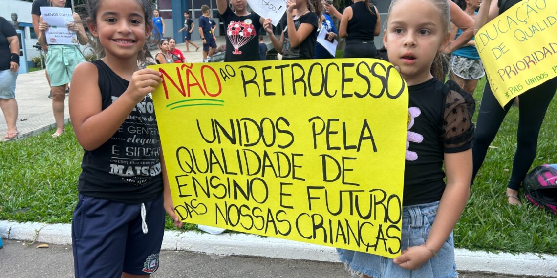 Comunidade escolar protesta em frente à Prefeitura de Campo Bom