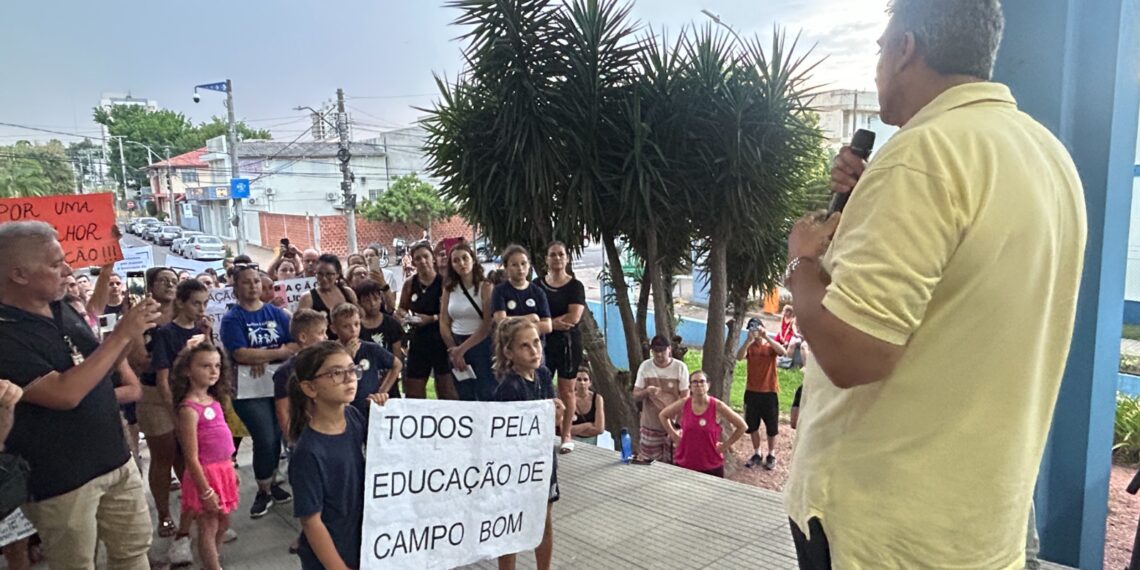 Comunidade escolar protesta em frente à Prefeitura de Campo Bom