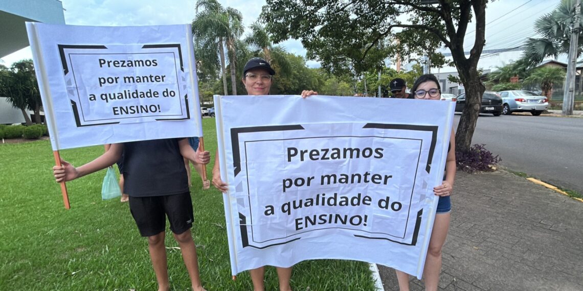 Comunidade escolar protesta em frente à Prefeitura de Campo Bom