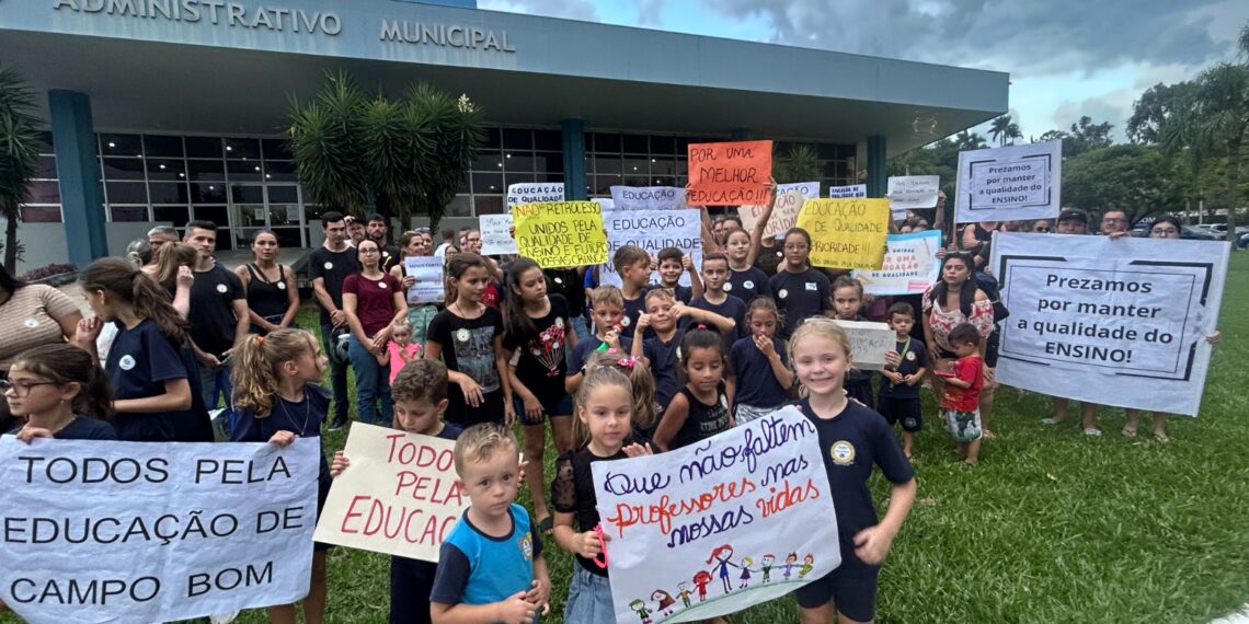 Comunidade escolar protesta em frente à Prefeitura de Campo Bom