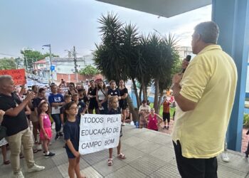 Comunidade escolar protesta em frente à Prefeitura de Campo Bom
