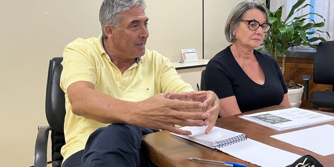 Comunidade escolar protesta em frente à Prefeitura de Campo Bom