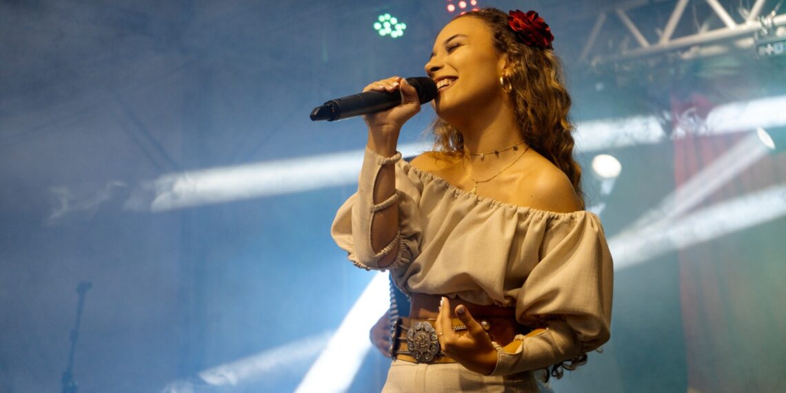 Luiza Barbosa abre o 45º Rodeio Nacional de Campo Bom