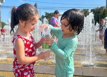 Chafariz ajuda a aliviar o calorão e diverte criançada em Campo Bom