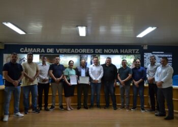 Vereadores de Nova Hartz homenageiam pastor com 40 anos de dedicação à igreja