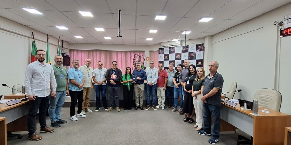 CDL Sapiranga apresenta contribuições para o desenvolvimento econômico local na Câmara de Vereadores