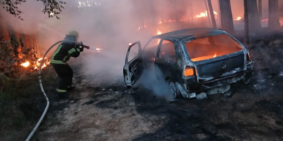 Bombeiros combatem incêndio em mais um veículo em Sapiranga