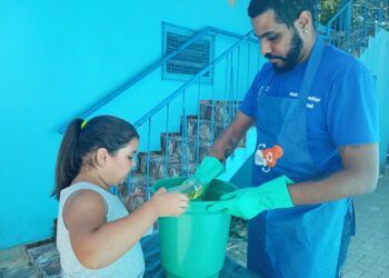 Corsan ensina crianças a transformar óleo de cozinha usado em sabão ecológico, em Sapiranga