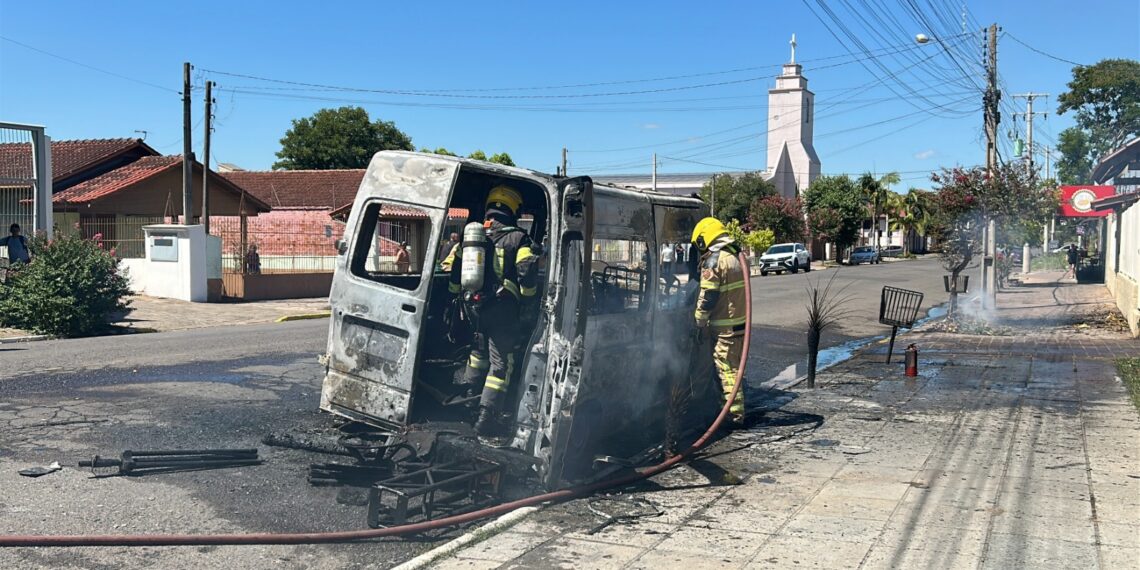 Van de artista local é destruída durante incêndio, em Sapiranga