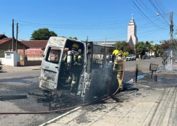 Van de artista local é destruída durante incêndio, em Sapiranga