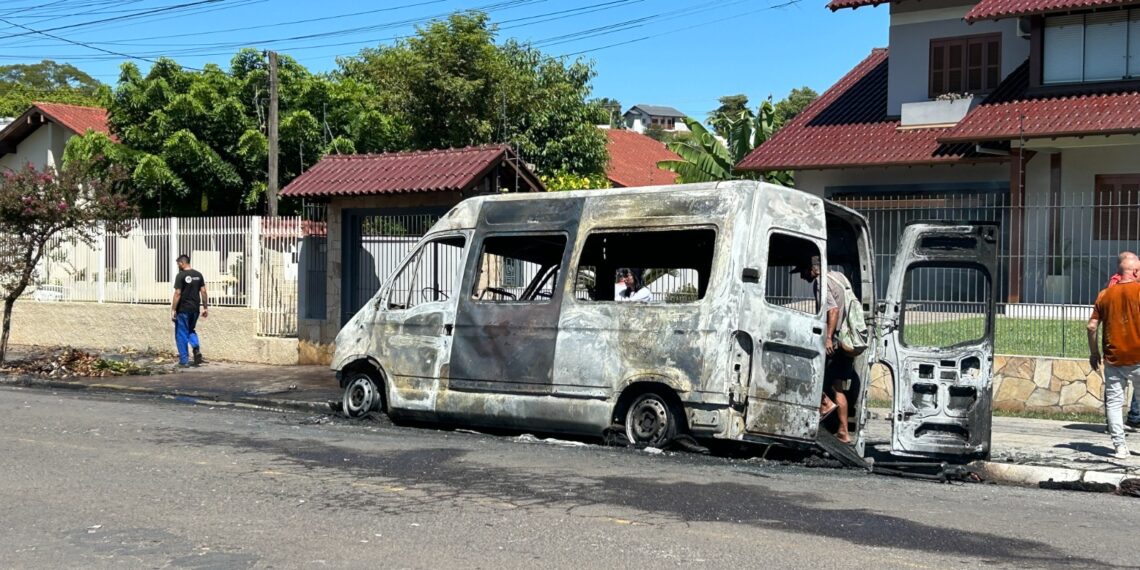 Van de artista local é destruída durante incêndio, em Sapiranga