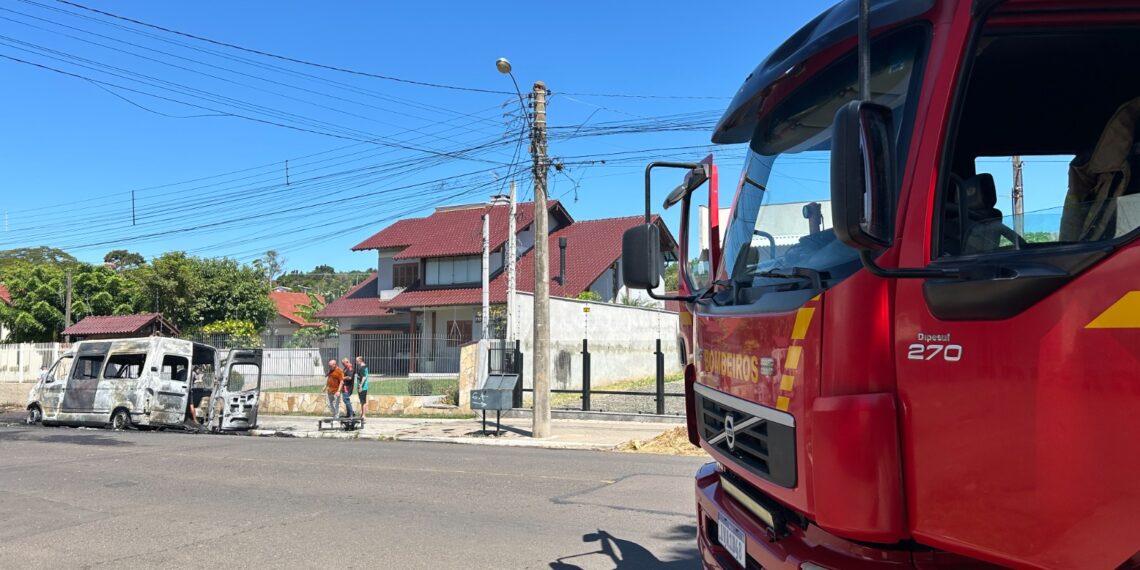 Van de artista local é destruída durante incêndio, em Sapiranga