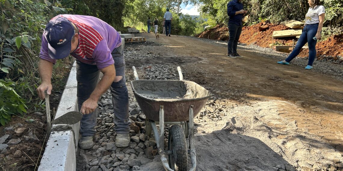 Vereadores de Nova Hartz fiscalizam obra da Estrada do Morro Canudos