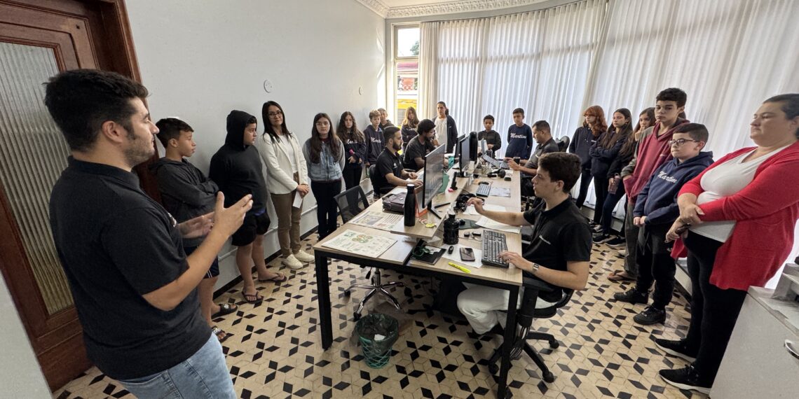 Estudantes conhecem o Grupo Repercussão e viram repórteres mirins