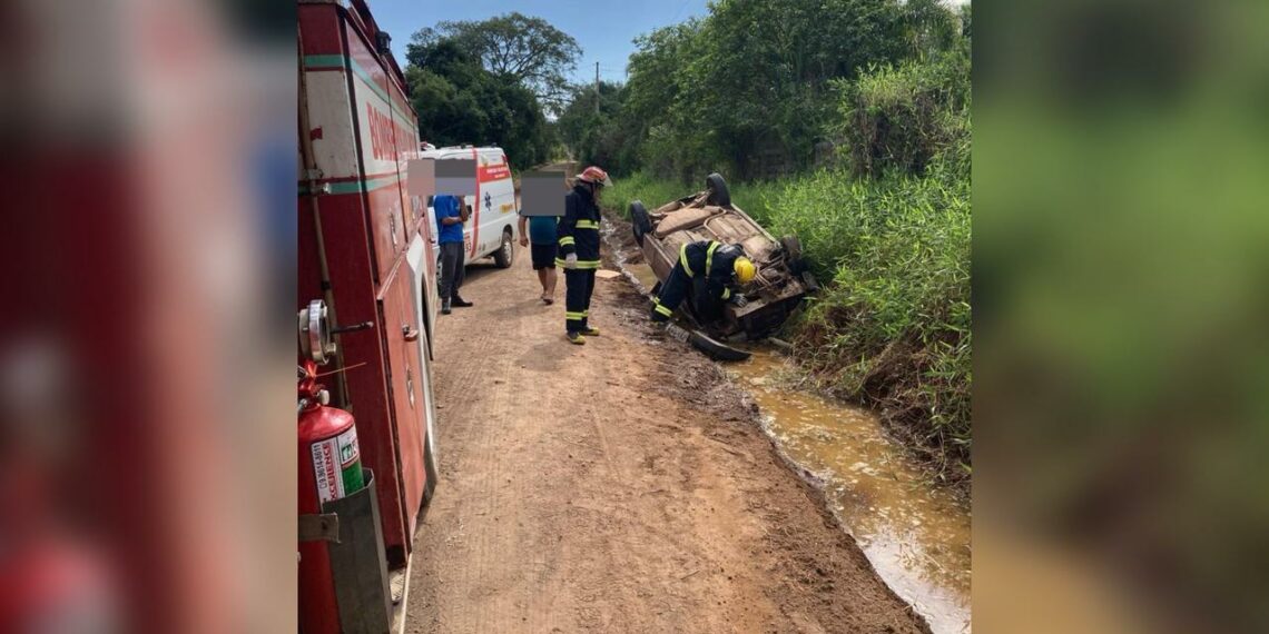 Bombeiros Voluntários de Nova Hartz atendem capotamento na divisa com Parobé