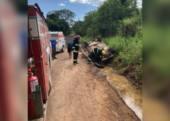 Bombeiros Voluntários de Nova Hartz atendem capotamento na divisa com Parobé