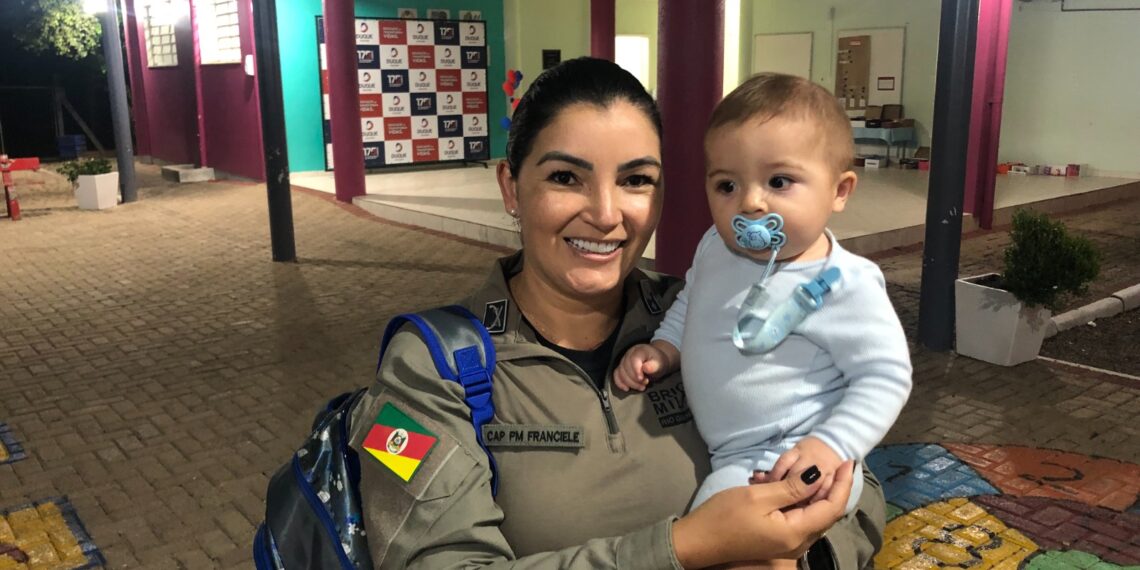 Desafios de uma mamãe policial: conheça a capitã Franciele e seu filho, Benício