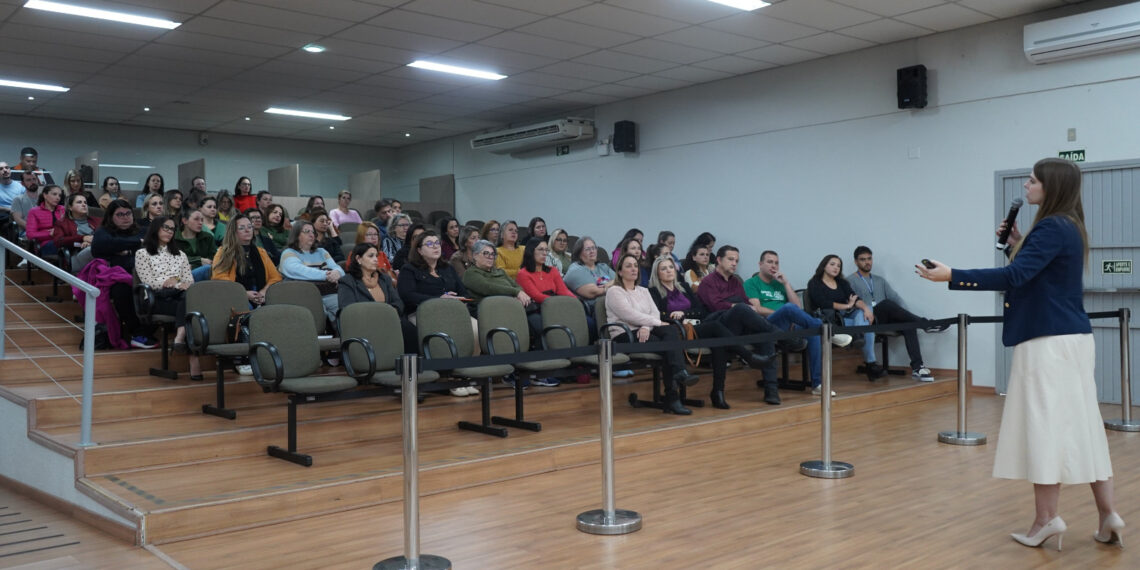 Promotora alerta sobre riscos do mundo virtual durante palestra do Projeto Sinais