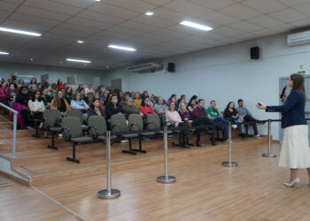 Promotora alerta sobre riscos do mundo virtual durante palestra do Projeto Sinais