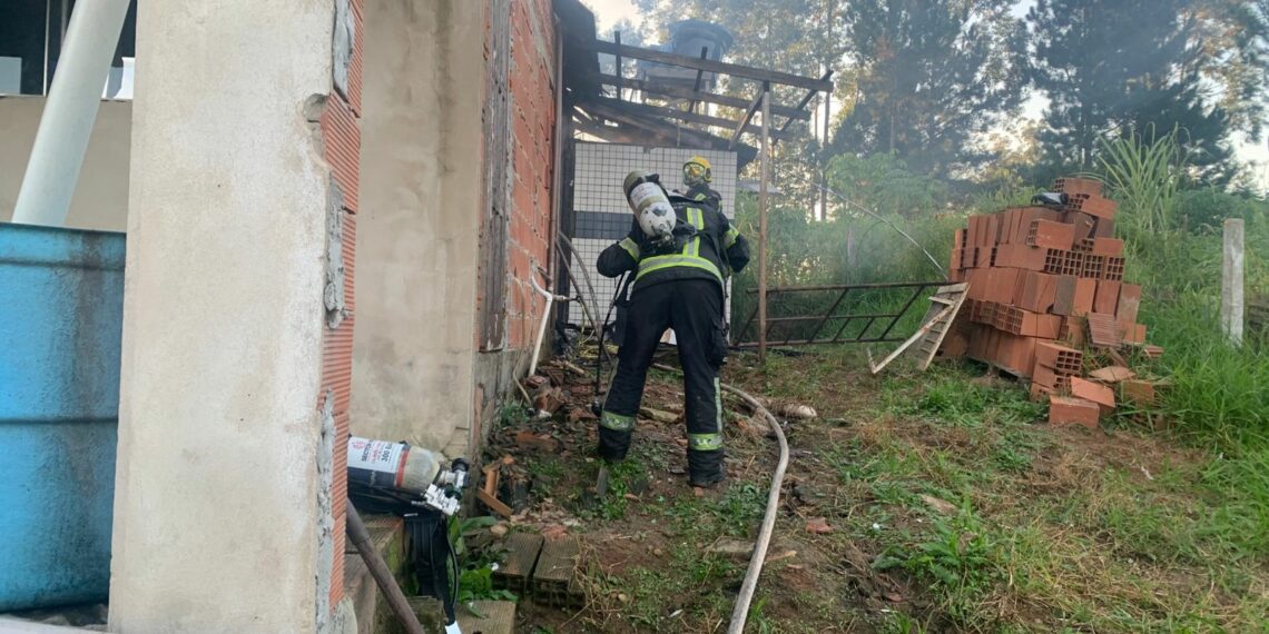Fogo em veículo se alastra para residência em Araricá