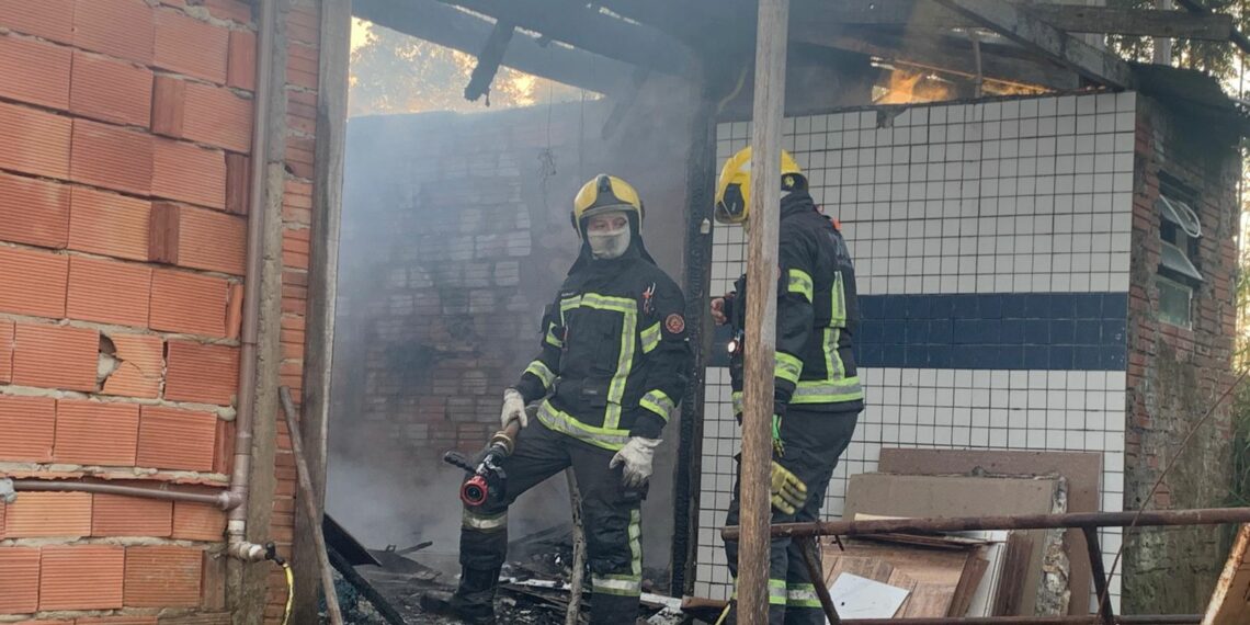 Fogo em veículo se alastra para residência em Araricá