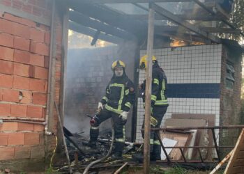 Fogo em veículo se alastra para residência em Araricá