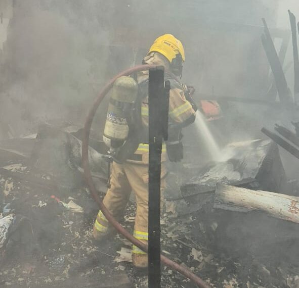 Bombeiros de Sapiranga atendem incêndio em residência