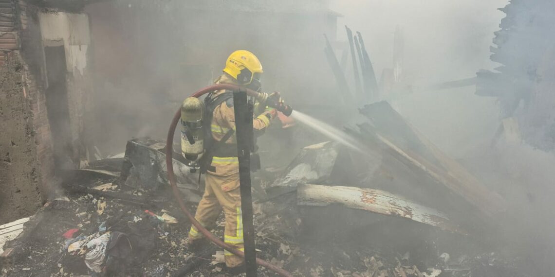 Bombeiros de Sapiranga atendem incêndio em residência