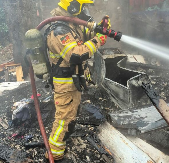 Bombeiros de Sapiranga atendem incêndio em residência