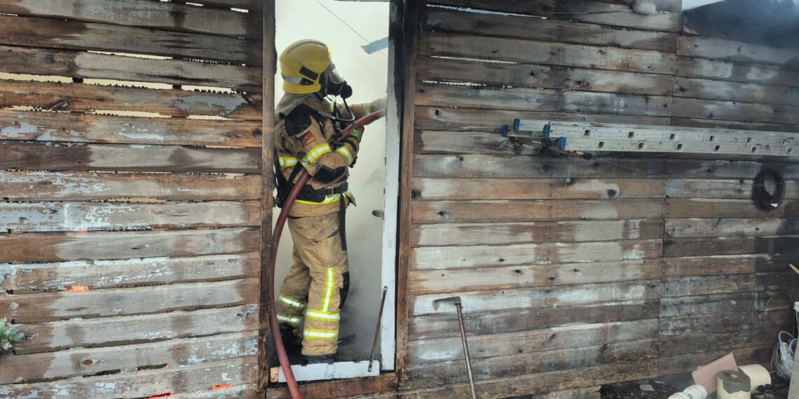 Casa é destruída pelo fogo na manhã desta sexta-feira (30) em Sapiranga