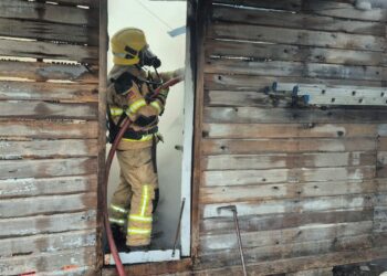 Casa é destruída pelo fogo na manhã desta sexta-feira (30) em Sapiranga