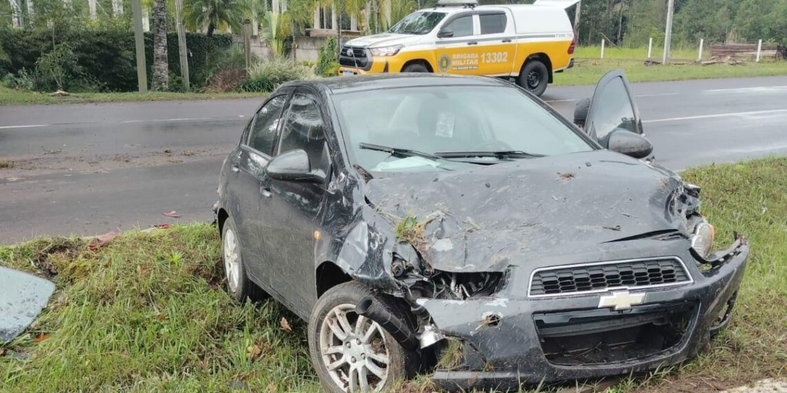 Motorista perde controle da direção e atinge controlador de velocidade na RS-239