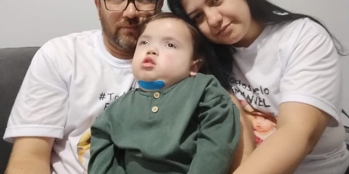 Família precisa de ajuda para realizar tratamento do filho de 2 anos na Espanha