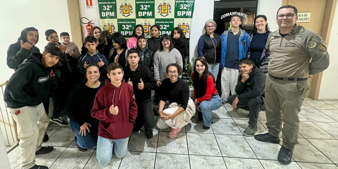Crianças e adolescentes do projeto “Minha Cidade me Pertence” visitam quartel da BM