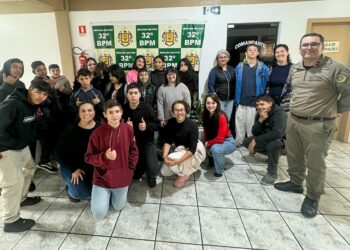 Crianças e adolescentes do projeto “Minha Cidade me Pertence” visitam quartel da BM