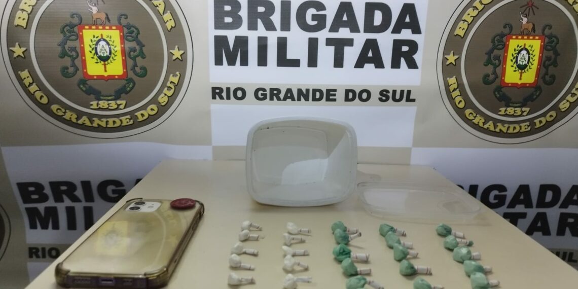 Brigada Militar prende dois jovens por tráfico de drogas em Araricá